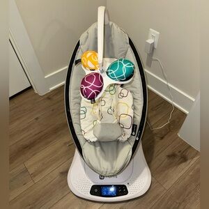 4moms mamaRoo 4 Baby Swing + Infant Insert